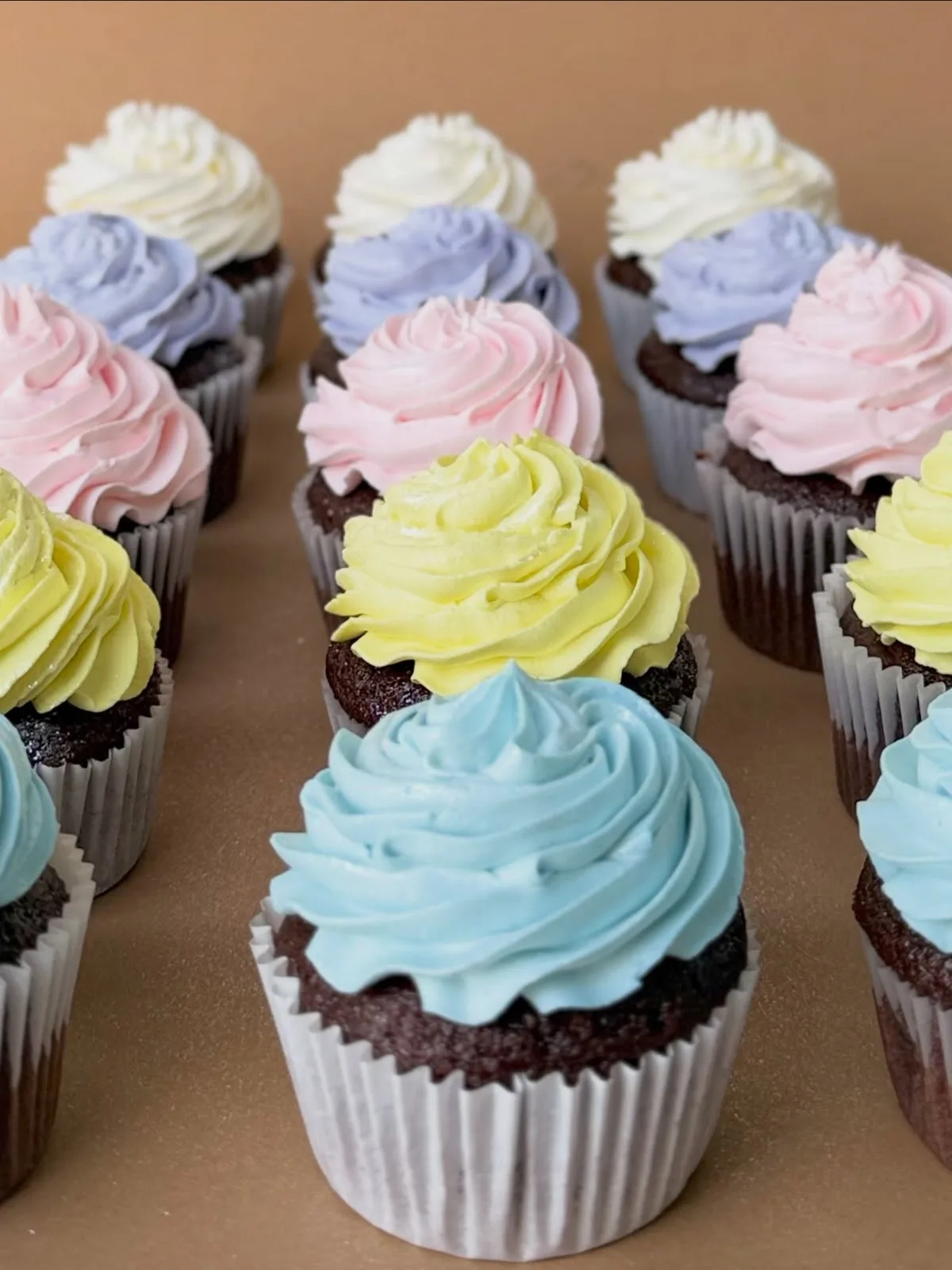 Cupcakes artesanais com cobertura colorida preparados em Monção