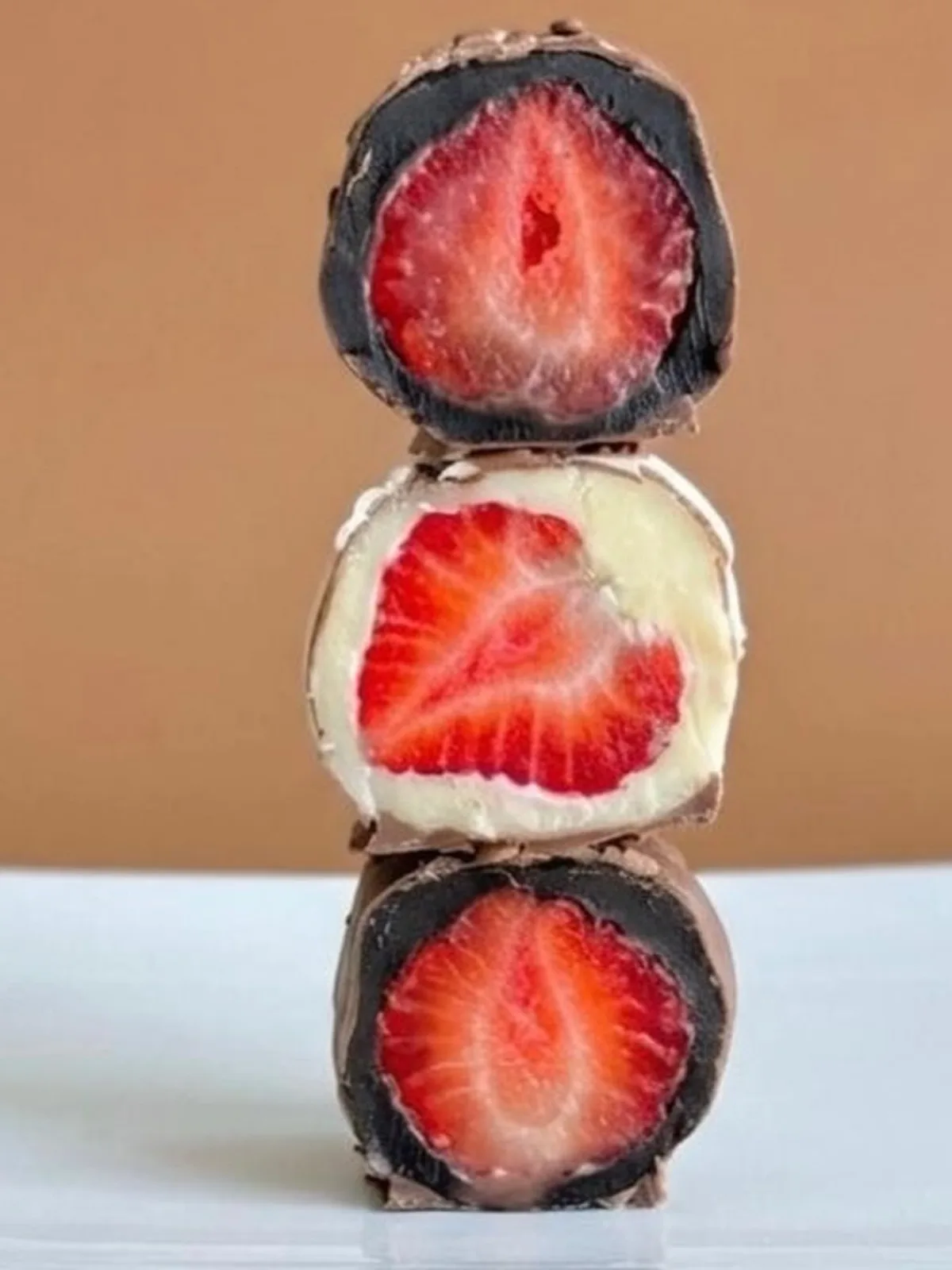 Morangos cobertos com brigadeiro gourmet e chocolate preparados em Monção